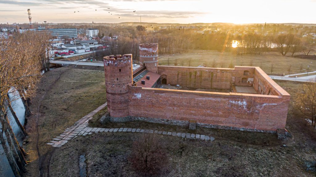 Zamek z drona o zachodzie fotograf Ciechanów z Ciechanowa Przemyslaw Kuzniewski